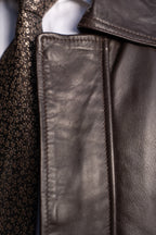 Feel the leather: collar, stitching and patterned lining