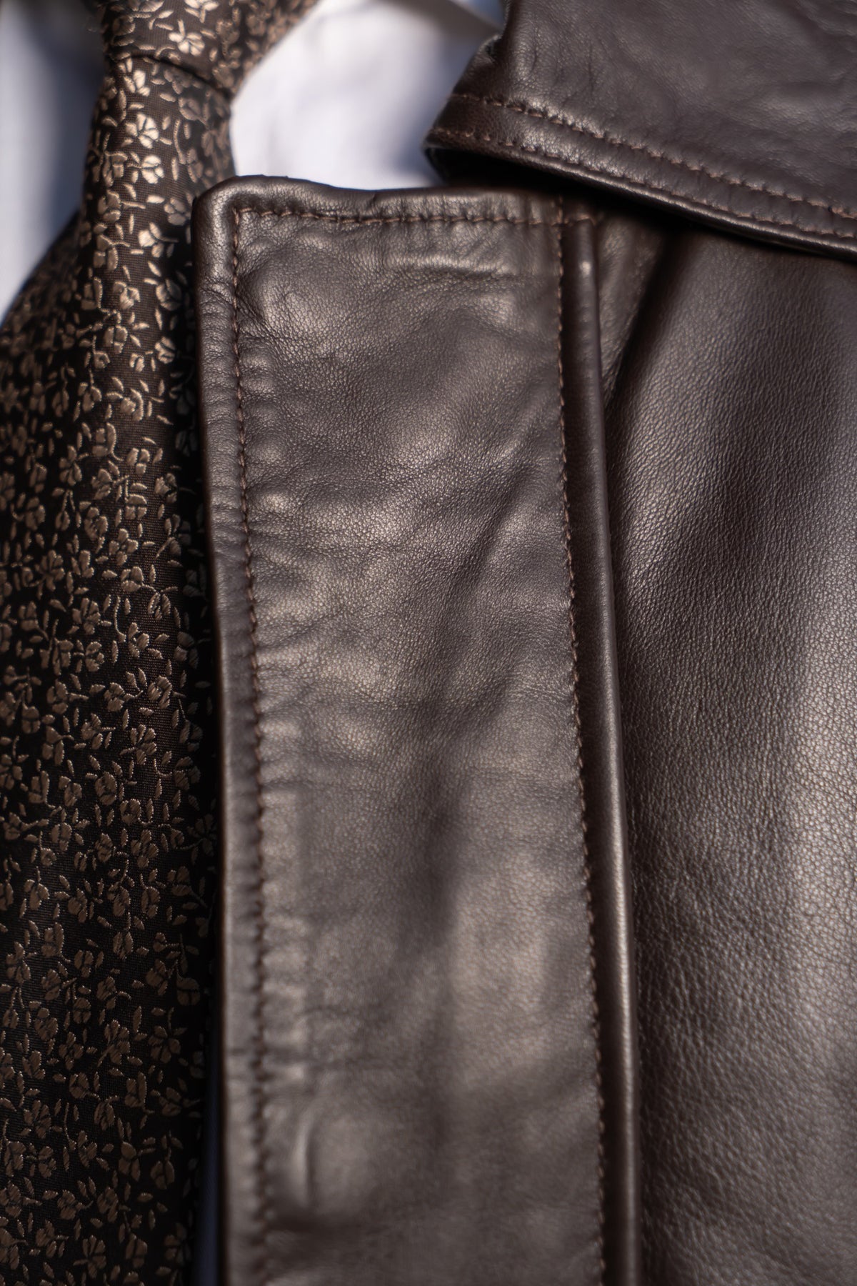 Feel the leather: collar, stitching and patterned lining