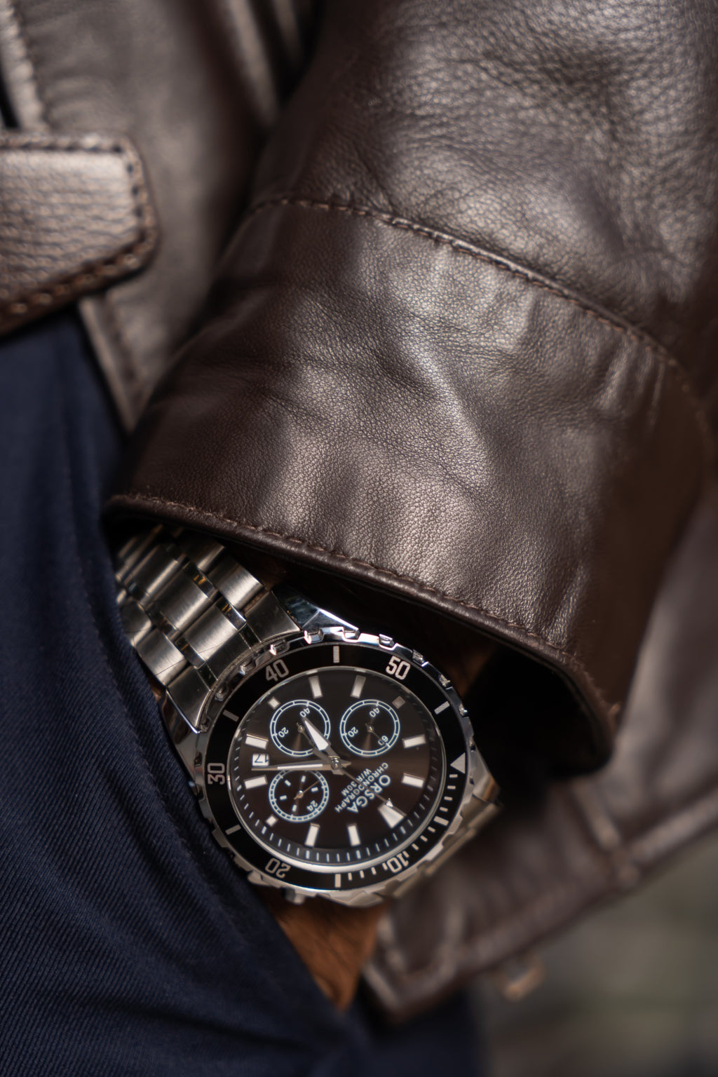 Feel the leather: cuff and natural leather grain